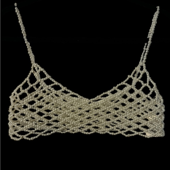 Chic White Cut Out Sleeveless Crop Top - Picture 2 of 4